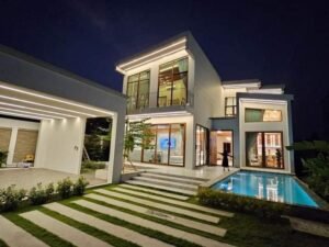 Modern Luxury Villas: Two-Story House in Mabprachan