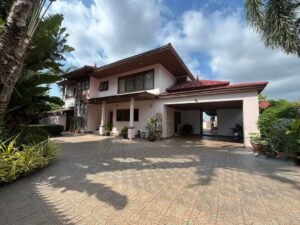 Luxurious 6-Bedroom Home in Phoenix Golf Course