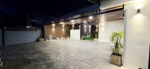 Renovated Comfort – Your Spacious Home in Town