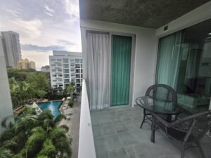 Sea Breeze & City Access – Spacious Living @Club Royal, Naklua