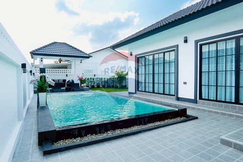 Pool Villa: Corner Lot, 4BR, Extras!