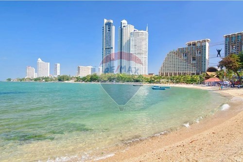 Massive 140 Sqm Corner Unit at Jomtien Beach!