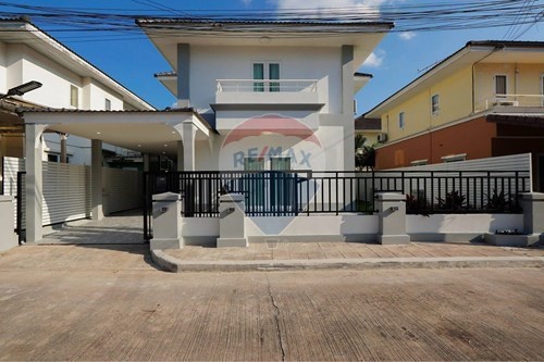 Beachside 2-Story Home: Ideal Location & Amenities!