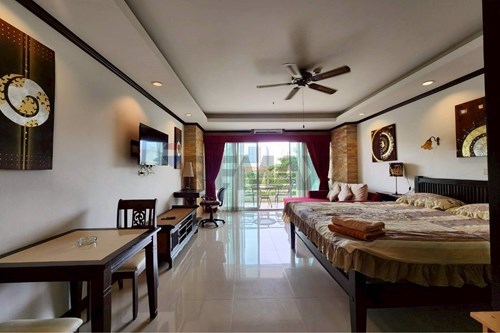 Charming Condo with Pool in Heart of Jomtien
