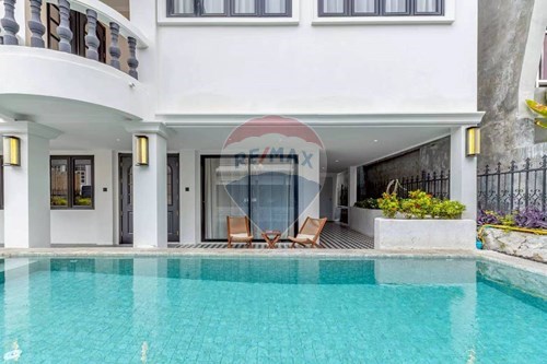 Luxurious 5-Bed Villa in Vibrant Jomtien Oasis