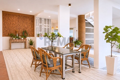 Royal Beach View – Fully Serviced Ocean-View Suite