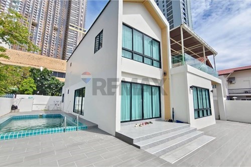 Luxurious 4-Bed Oasis in Casa Jomtien Village