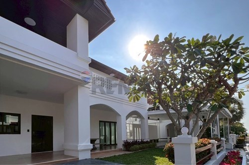 Luxurious Villa in Na Jomtien: Rent Now!