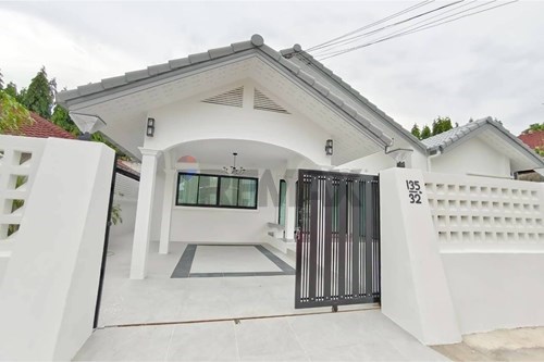 Luxury 3BR Getaway in Coastal Bang Lamung