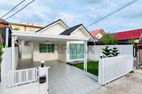 Modern three-bedroom home in Soi Khao Talo