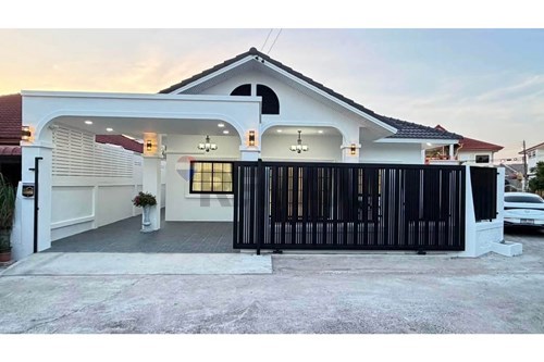 Renovated three-bedroom home in Bang Lamung